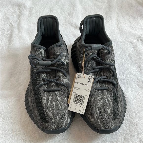 NWT Adidas Adult Yeezy Boost 350 V2 - Black and Gray - Picture 1 of 7